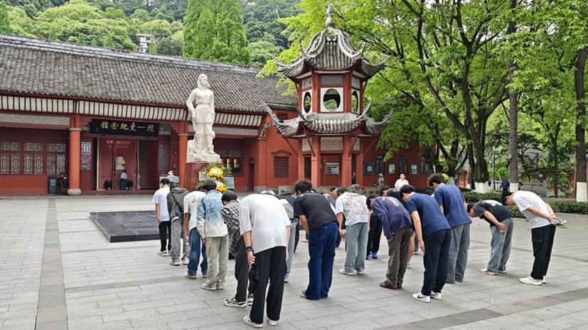 ③纪念碑前1